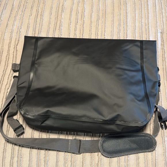 Stormtech Waterproof Messenger Bag - Picture 2 of 7